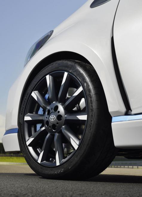 Toyota Yaris Hybrid-R